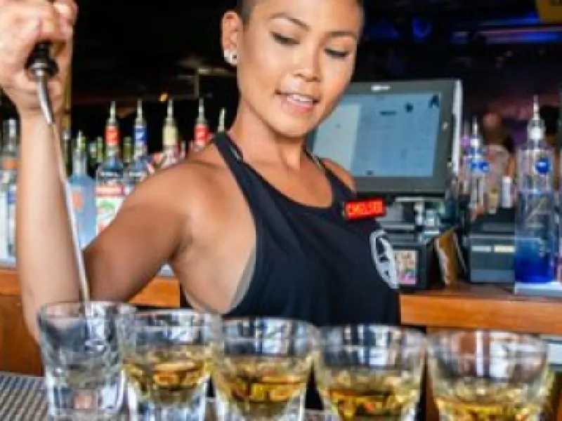 Hula’s Bar & Lei Stand — Bars & Clubs in Honolulu