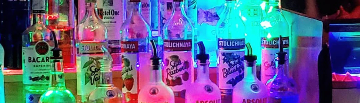 In Between — Bars & Clubs in Honolulu