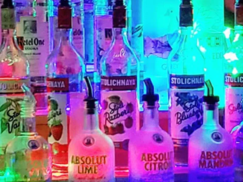 In Between — Bars & Clubs in Honolulu