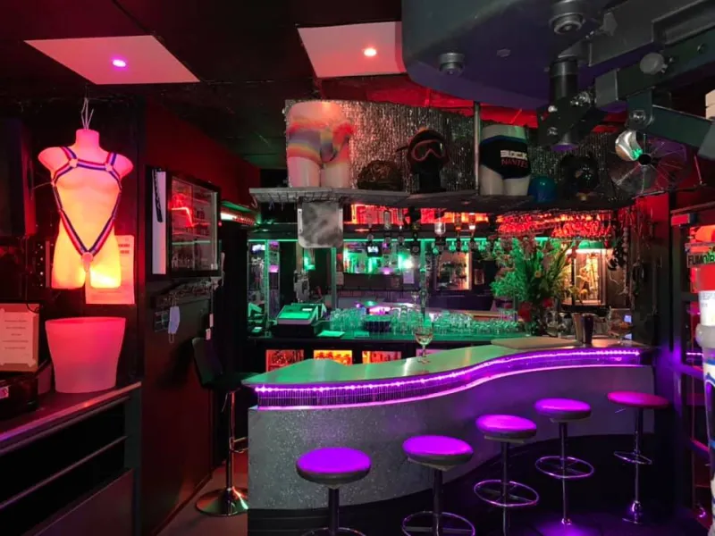 Block Men — Cruise Bars in Nantes