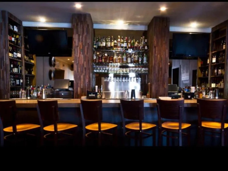 Henry's Midtown Tavern — Restaurants & Cafés in Atlanta