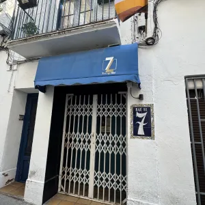 7 lounge Bar